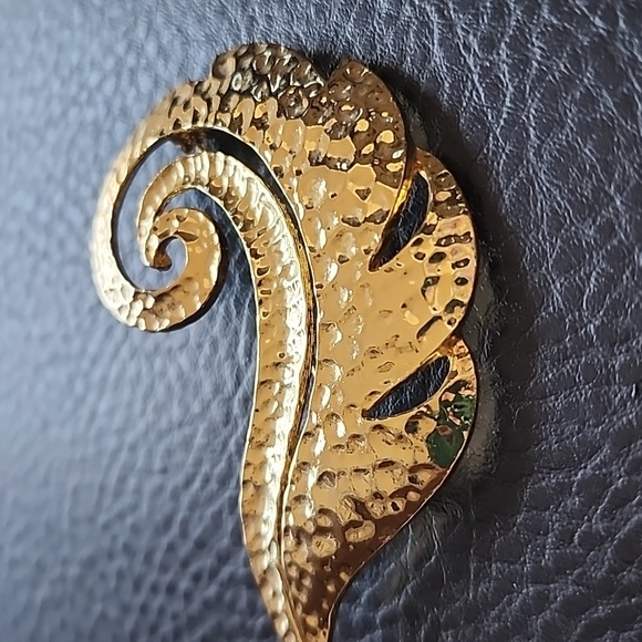 Elegant Gold Leaf Brooch - Picture 3 of 7